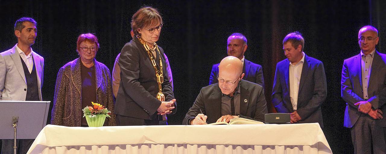 Eintragung ins Goldene Buch der Stadt Offenburg