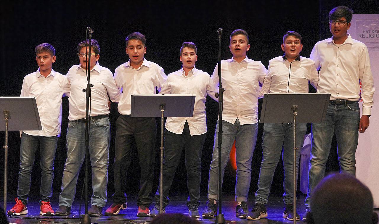 Die türkische Jungengruppe singt das Geschwisterlied